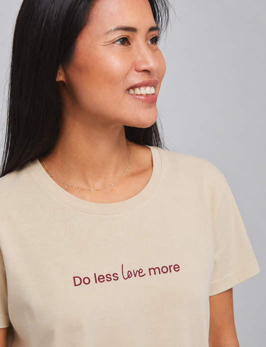 Camiseta Do Less Love More